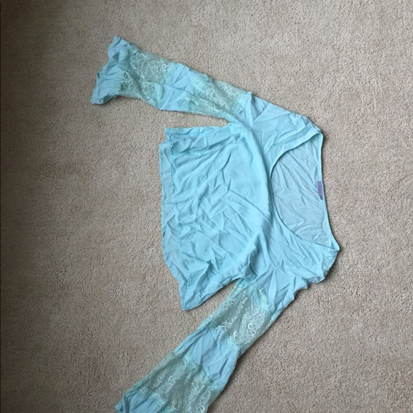 Bell sleeve shirt - Picture 2 of 2